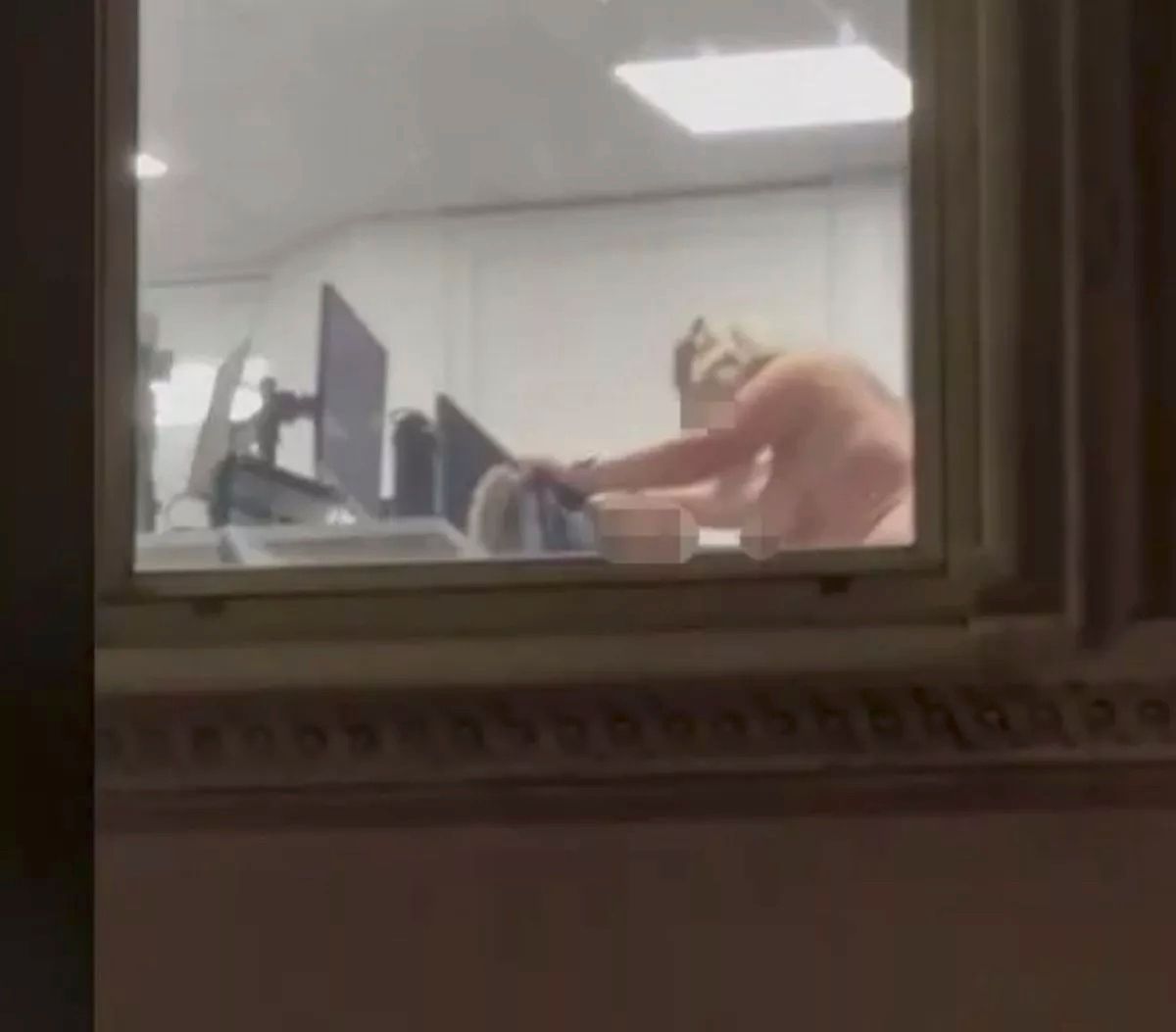 R@.ndy l0vers caught in the @ct in the middle of an office in jaw-dropping footage